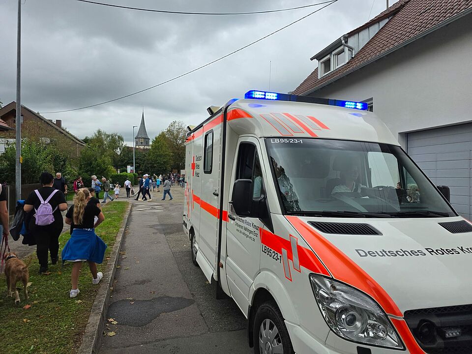 Unser RTW folgt dem Umzug zum Festgelände