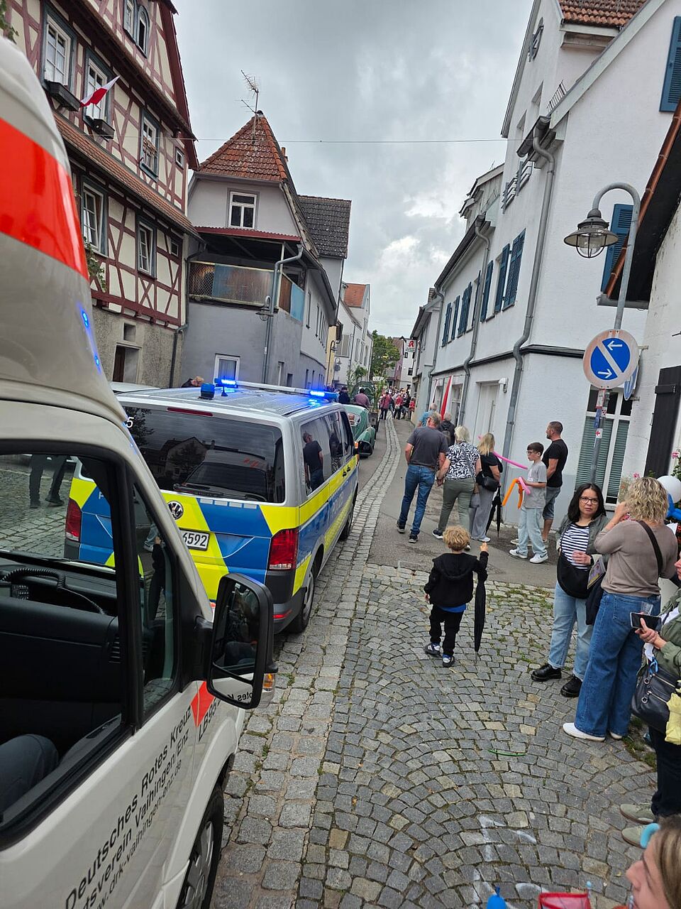 Der Umzug zieht von Polizei und unserem RTW abgesichert durch den Ortskern von Horrheim