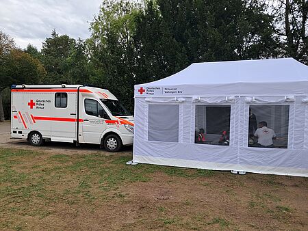Unser Rettungswagen neben dem Sanitätszelt auf dem Festgelände